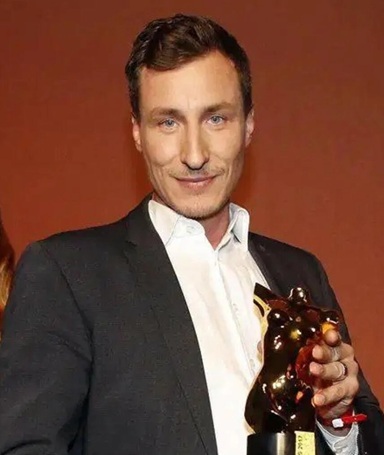 Jason Steel im Anzug